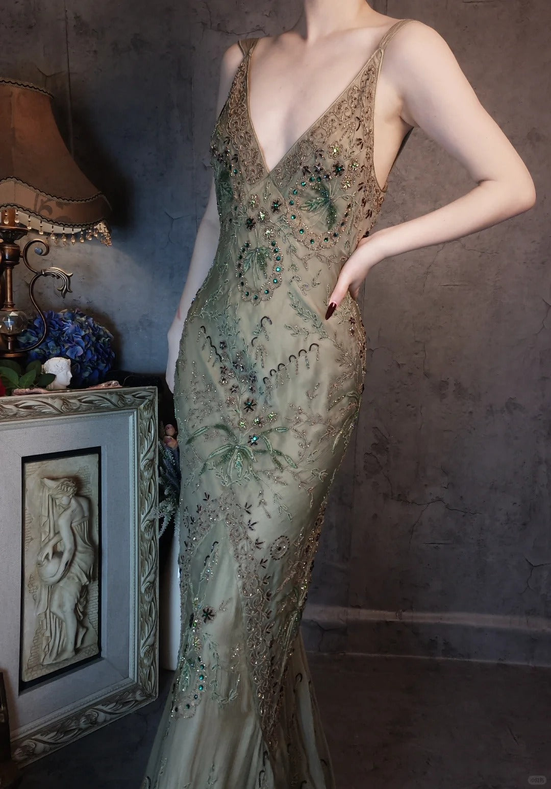 Bezauberndes, dunkelgrünes, langes, exquisites Ballkleid mit Perlenbesatz im Vintage-Stil, NV5434