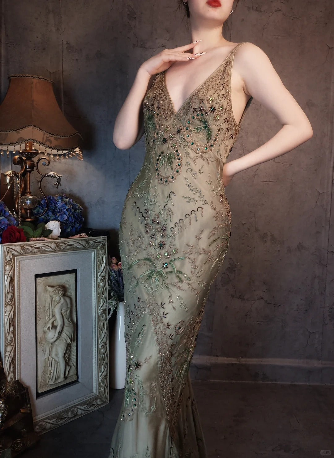 Bezauberndes, dunkelgrünes, langes, exquisites Ballkleid mit Perlenbesatz im Vintage-Stil, NV5434