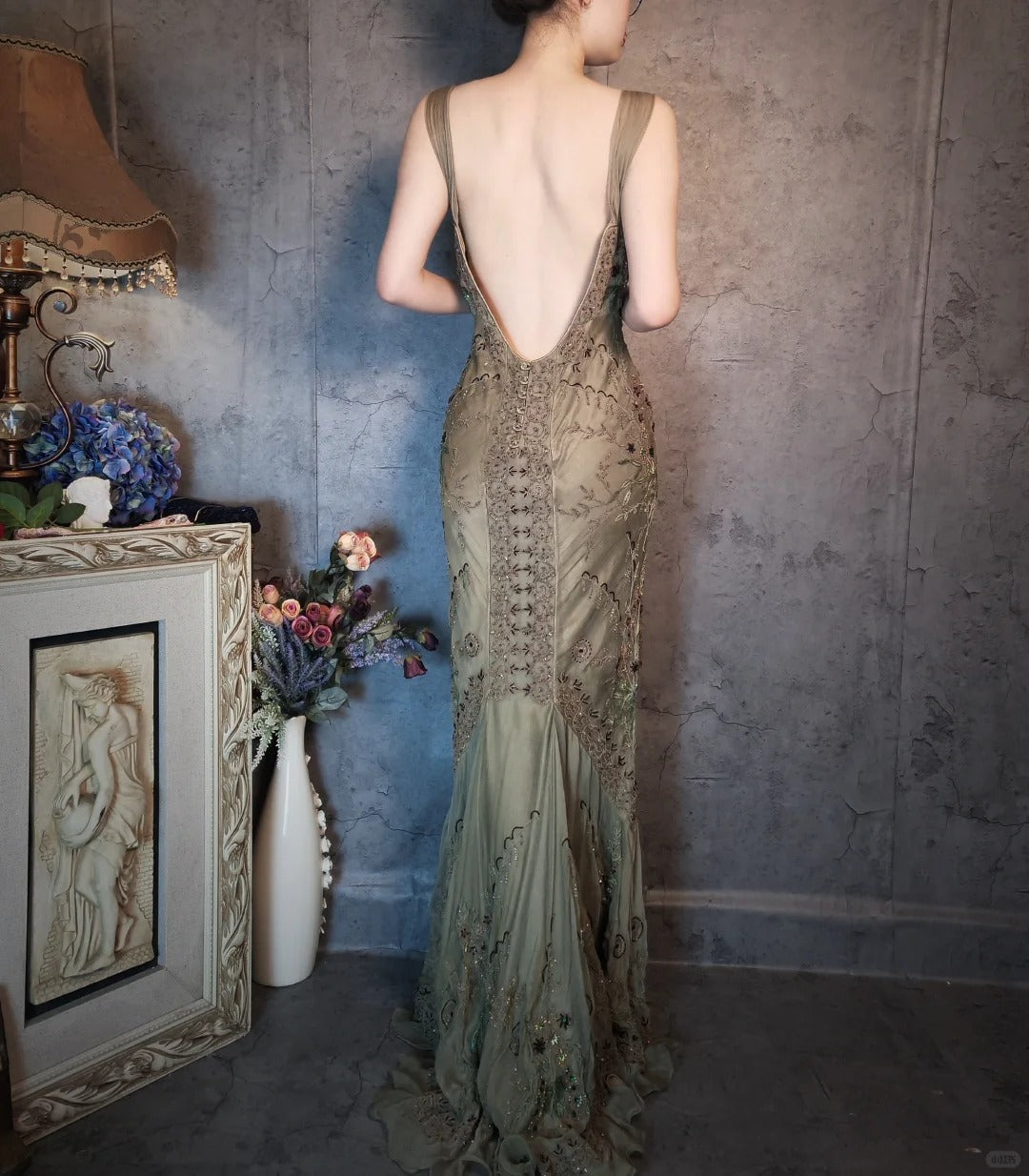Bezauberndes, dunkelgrünes, langes, exquisites Ballkleid mit Perlenbesatz im Vintage-Stil, NV5434