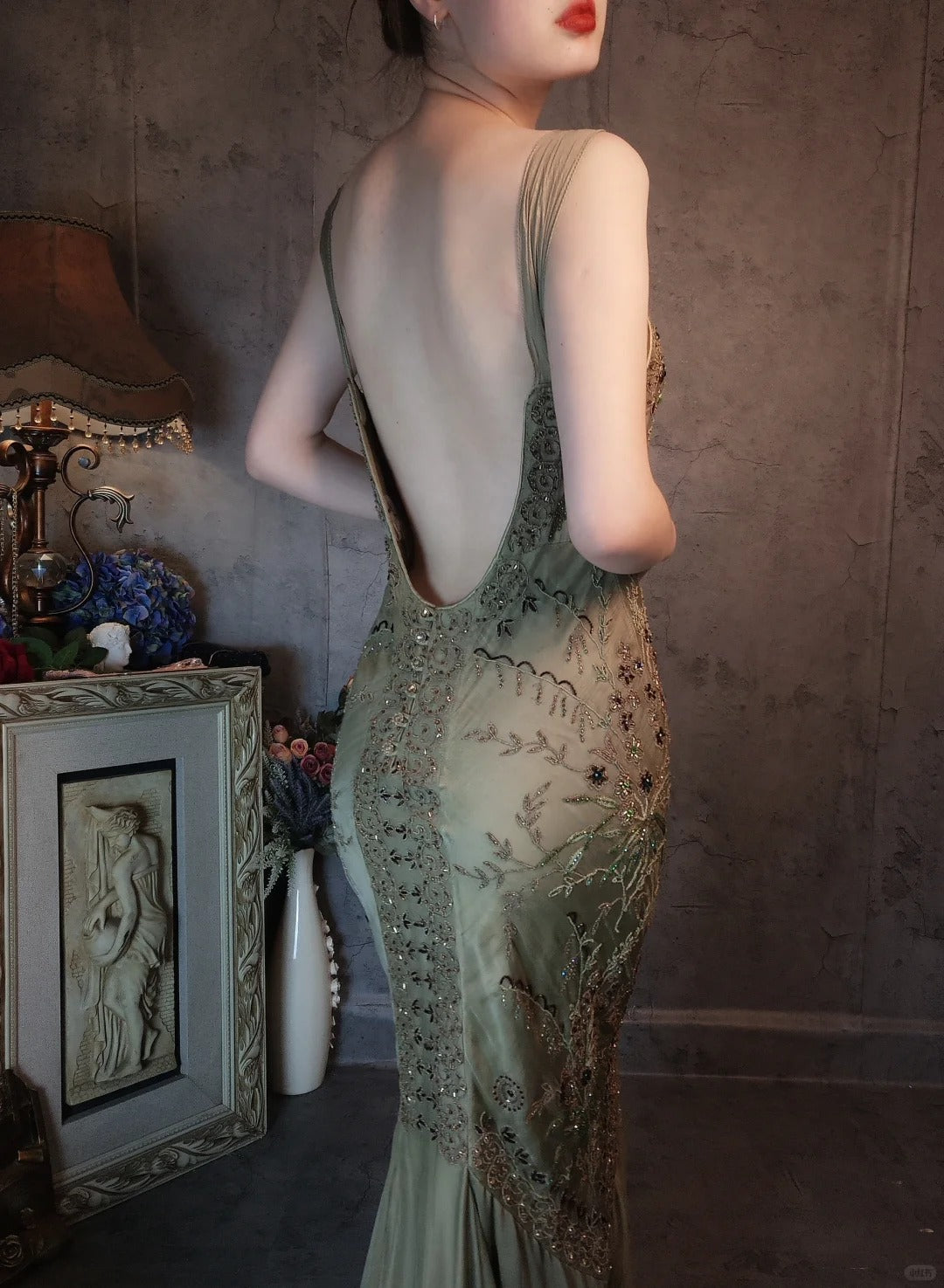 Bezauberndes, dunkelgrünes, langes, exquisites Ballkleid mit Perlenbesatz im Vintage-Stil, NV5434
