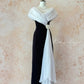 Robe de soirée en tulle satiné noir et blanc classique et élégant style Hepburn avec camélia à la taille, longue jupe inférieure gauche, petite fente, coupe slim, robe de bal, robe d'anniversaire, robe de bal nv4095