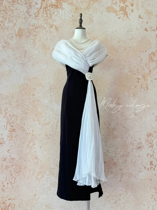 Robe de soirée en tulle satiné noir et blanc classique et élégant style Hepburn avec camélia à la taille, longue jupe inférieure gauche, petite fente, coupe slim, robe de bal, robe d'anniversaire, robe de bal nv4095