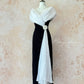 Robe de soirée en tulle satiné noir et blanc classique et élégant style Hepburn avec camélia à la taille, longue jupe inférieure gauche, petite fente, coupe slim, robe de bal, robe d'anniversaire, robe de bal nv4095