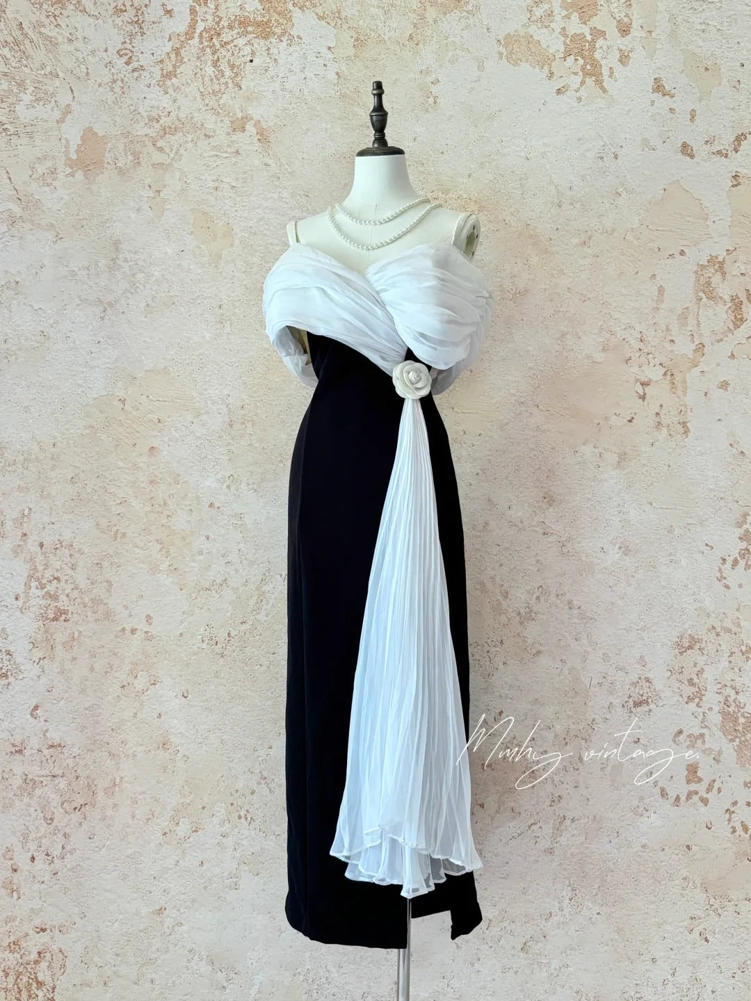 Robe de soirée en tulle satiné noir et blanc classique et élégant style Hepburn avec camélia à la taille, longue jupe inférieure gauche, petite fente, coupe slim, robe de bal, robe d'anniversaire, robe de bal nv4095