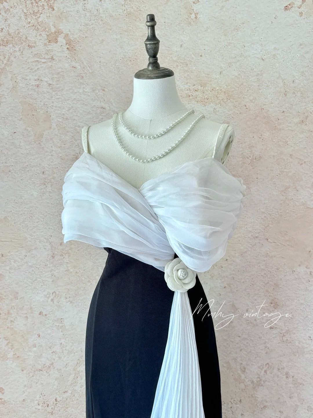 Robe de soirée en tulle satiné noir et blanc classique et élégant style Hepburn avec camélia à la taille, longue jupe inférieure gauche, petite fente, coupe slim, robe de bal, robe d'anniversaire, robe de bal nv4095