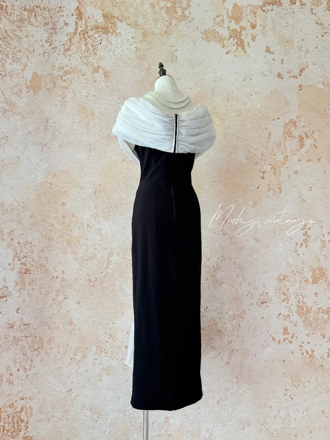 Robe de soirée en tulle satiné noir et blanc classique et élégant style Hepburn avec camélia à la taille, longue jupe inférieure gauche, petite fente, coupe slim, robe de bal, robe d'anniversaire, robe de bal nv4095