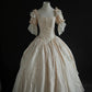 Vintage-Ballkleid im viktorianischen Stil aus cremefarbener Seide mit Rosenmuster – Antike Kollektion &amp; Themenballkleid NV6373