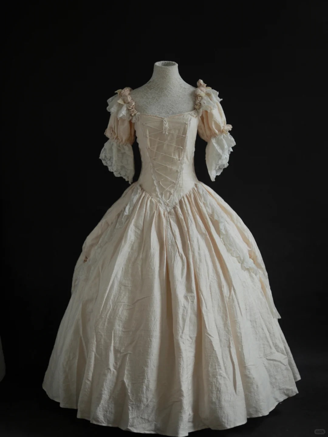 Vintage-Ballkleid im viktorianischen Stil aus cremefarbener Seide mit Rosenmuster – Antike Kollektion &amp; Themenballkleid NV6373