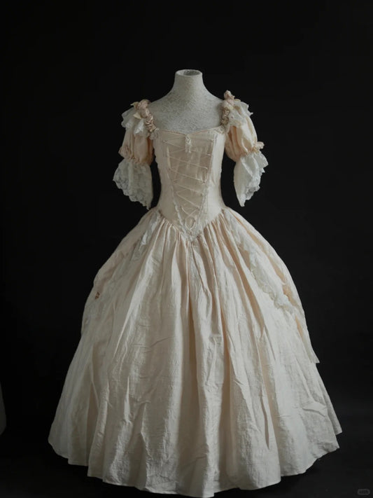 Vintage-Ballkleid im viktorianischen Stil aus cremefarbener Seide mit Rosenmuster – Antike Kollektion &amp; Themenballkleid NV6373