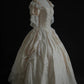 Vintage-Ballkleid im viktorianischen Stil aus cremefarbener Seide mit Rosenmuster – Antike Kollektion &amp; Themenballkleid NV6373