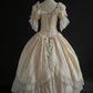Vintage-Ballkleid im viktorianischen Stil aus cremefarbener Seide mit Rosenmuster – Antike Kollektion &amp; Themenballkleid NV6373
