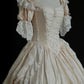 Vintage-Ballkleid im viktorianischen Stil aus cremefarbener Seide mit Rosenmuster – Antike Kollektion &amp; Themenballkleid NV6373