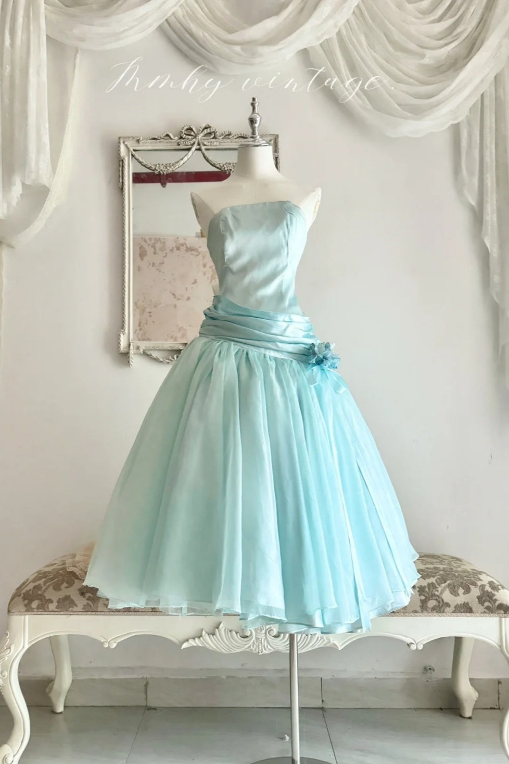 Mintgrünes, trägerloses, teelanges Partykleid aus Satin NV6544