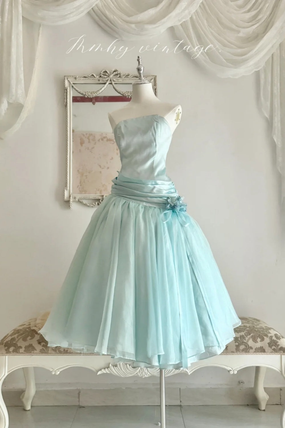 Mintgrünes, trägerloses, teelanges Partykleid aus Satin NV6544