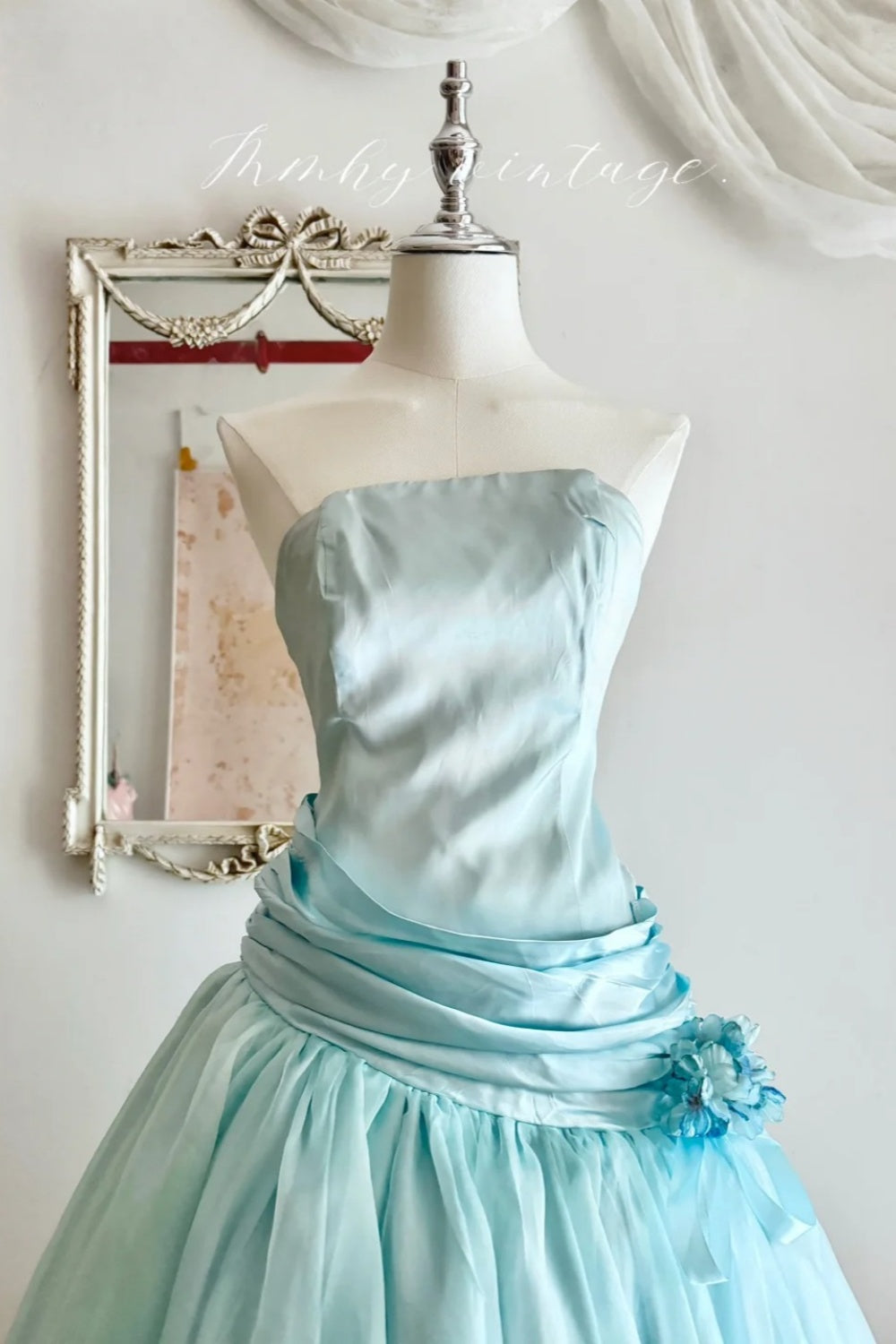 Mintgrünes, trägerloses, teelanges Partykleid aus Satin NV6544