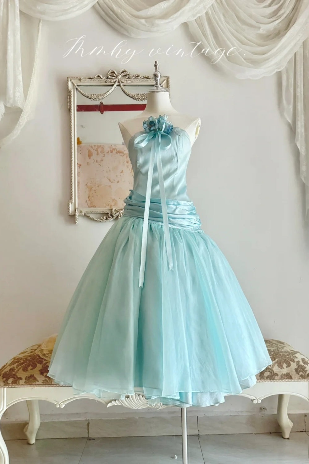 Mintgrünes, wadenlanges Satin-Partykleid mit Neckholder und floralem Detail NV6545