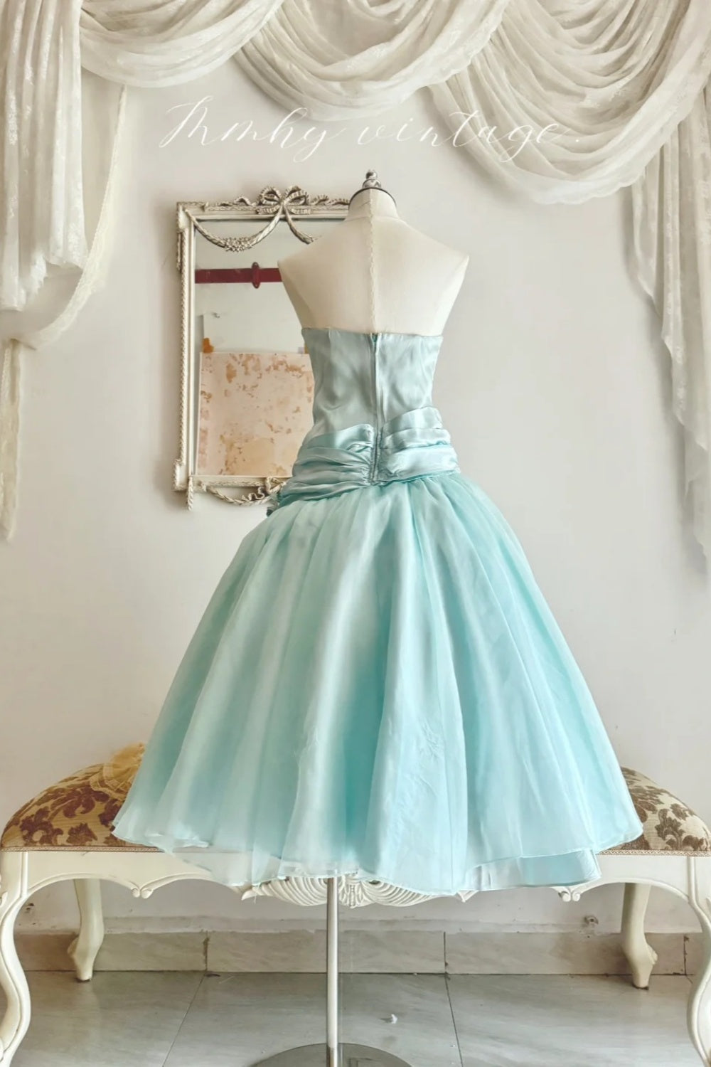 Mintgrünes, wadenlanges Satin-Partykleid mit Neckholder und floralem Detail NV6545