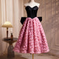 Kurzes Ballkleid aus schwarzem Satin mit rosa Rüschen und Blumenmuster, hübsches trägerloses A-Linien-Party-Cocktailkleid mit Schleife nv1635