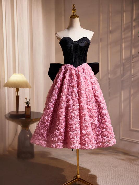 Kurzes Ballkleid aus schwarzem Satin mit rosa Rüschen und Blumenmuster, hübsches trägerloses A-Linien-Party-Cocktailkleid mit Schleife nv1635