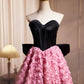 Kurzes Ballkleid aus schwarzem Satin mit rosa Rüschen und Blumenmuster, hübsches trägerloses A-Linien-Party-Cocktailkleid mit Schleife nv1635