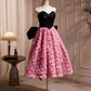 Kurzes Ballkleid aus schwarzem Satin mit rosa Rüschen und Blumenmuster, hübsches trägerloses A-Linien-Party-Cocktailkleid mit Schleife nv1635
