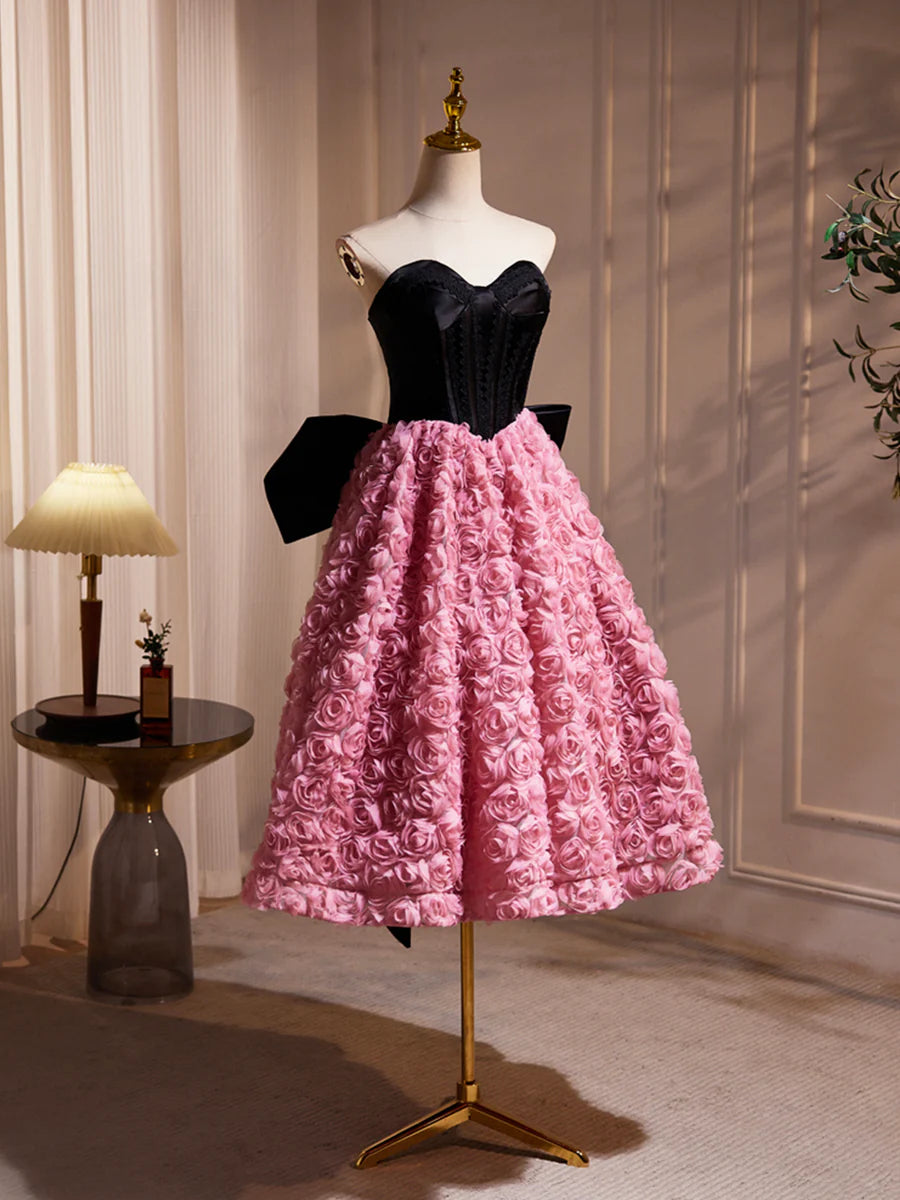 Kurzes Ballkleid aus schwarzem Satin mit rosa Rüschen und Blumenmuster, hübsches trägerloses A-Linien-Party-Cocktailkleid mit Schleife nv1635