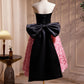 Kurzes Ballkleid aus schwarzem Satin mit rosa Rüschen und Blumenmuster, hübsches trägerloses A-Linien-Party-Cocktailkleid mit Schleife nv1635