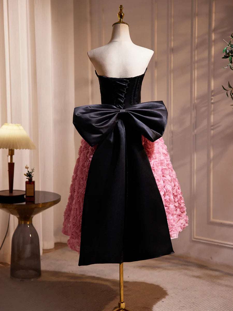 Kurzes Ballkleid aus schwarzem Satin mit rosa Rüschen und Blumenmuster, hübsches trägerloses A-Linien-Party-Cocktailkleid mit Schleife nv1635