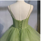 Robe de bal trapèze en tulle vert à bretelles nv13