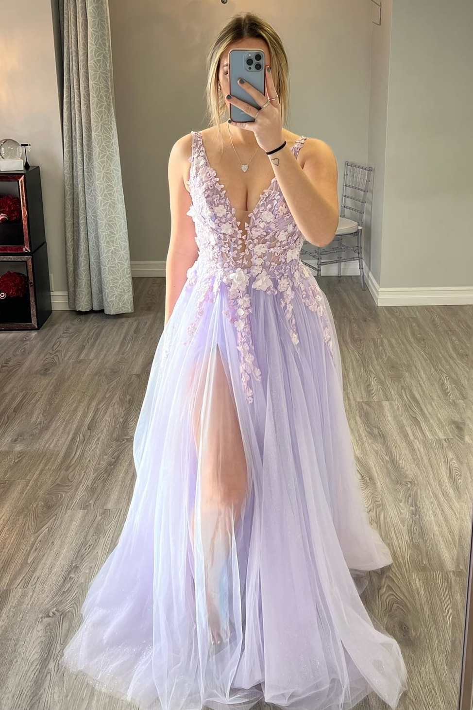 Lilafarbenes A-Linien-Ballkleid aus Tüll mit 3D-Blumenspitze und Schlitz nv833