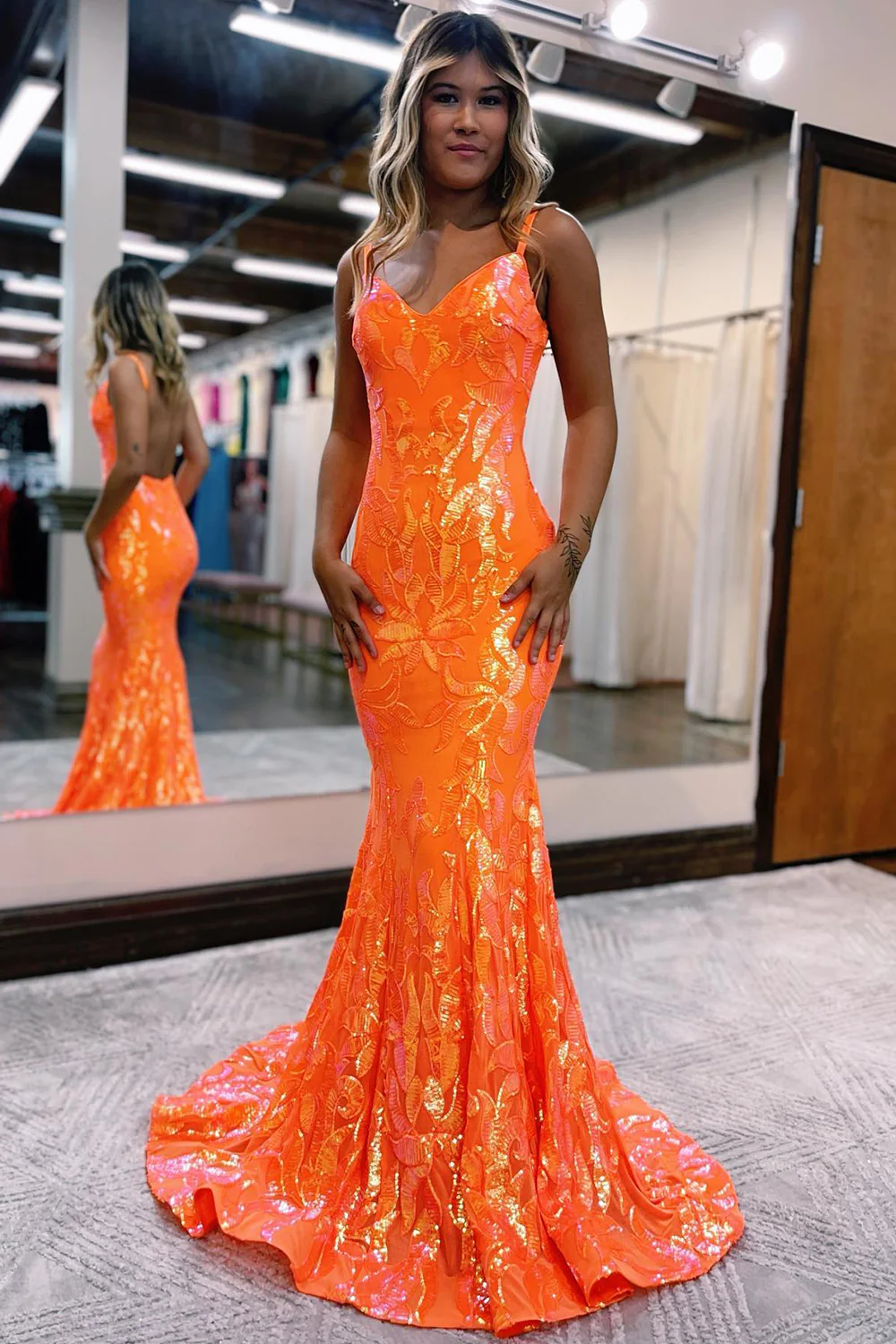Funkelndes langes Ballkleid im Meerjungfrauen-Stil mit orangefarbenen Pailletten nv627