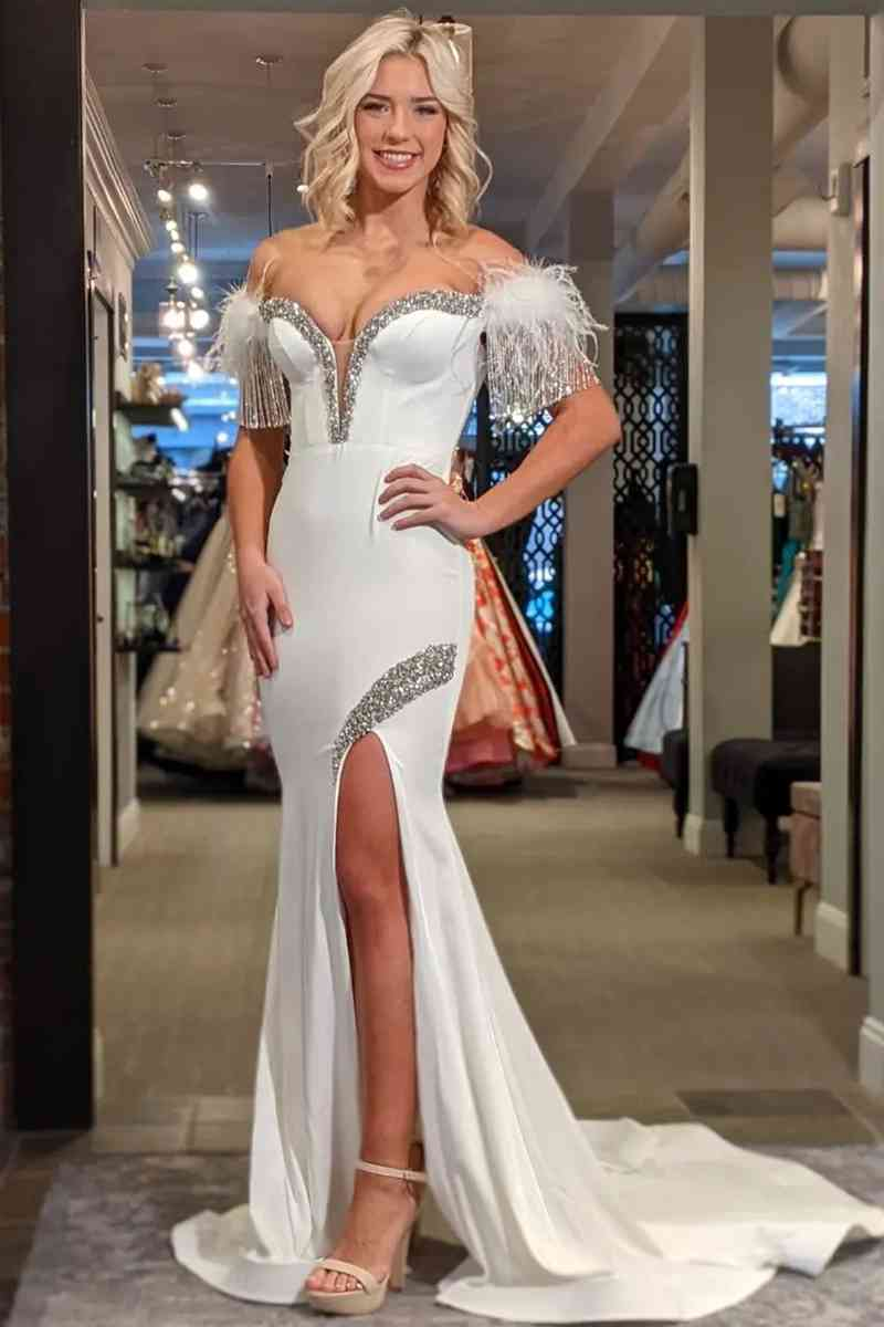 Weißes schulterfreies Meerjungfrau-Ballkleid mit Quaste und Schlitz nv575