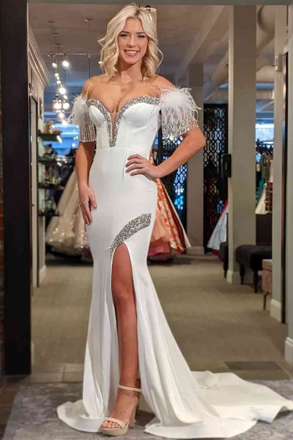 Weißes schulterfreies Meerjungfrau-Ballkleid mit Quaste und Schlitz nv575