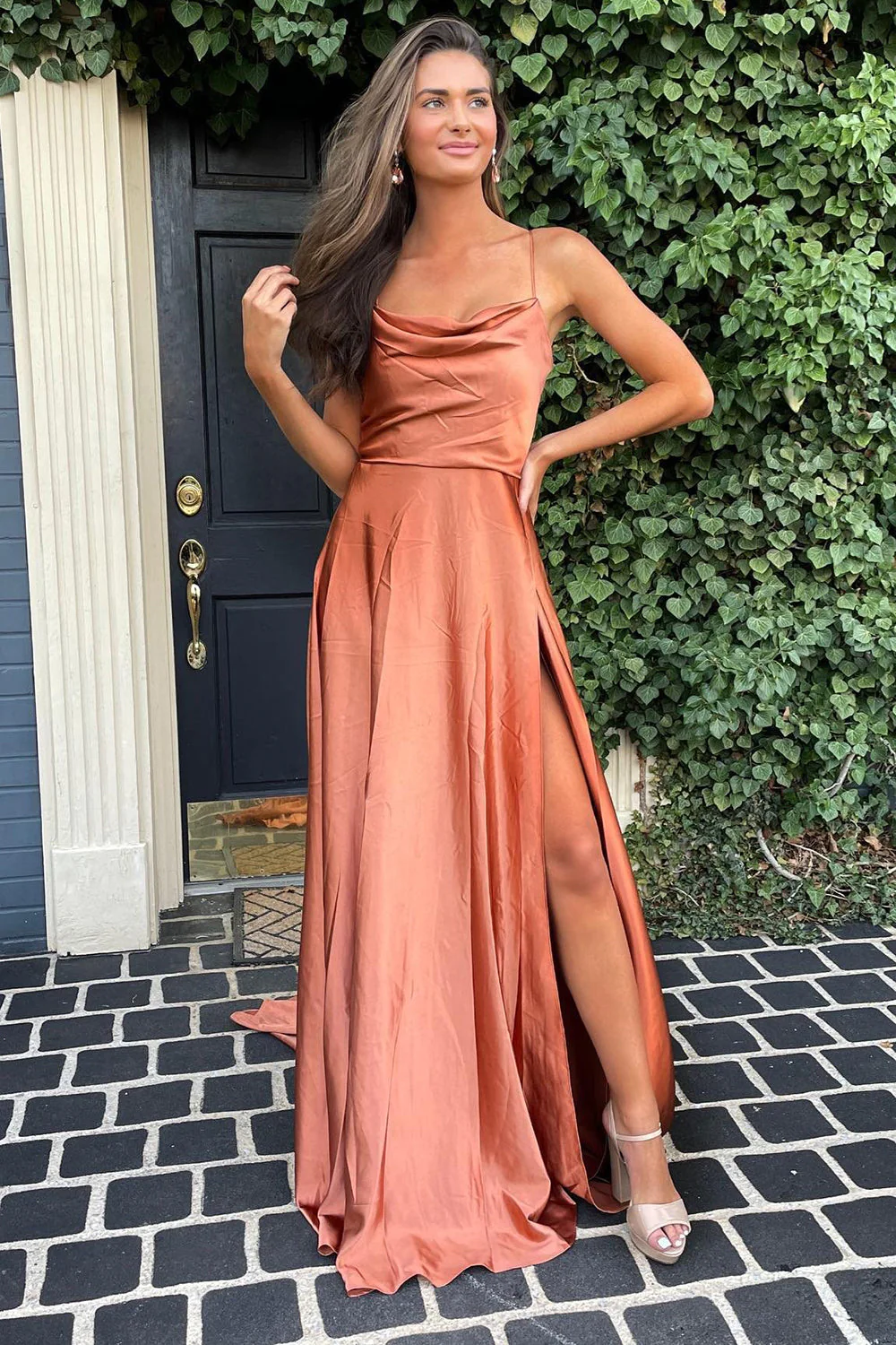 Robe de bal longue à bretelles spaghetti et fente sur le devant de couleur blush nv674