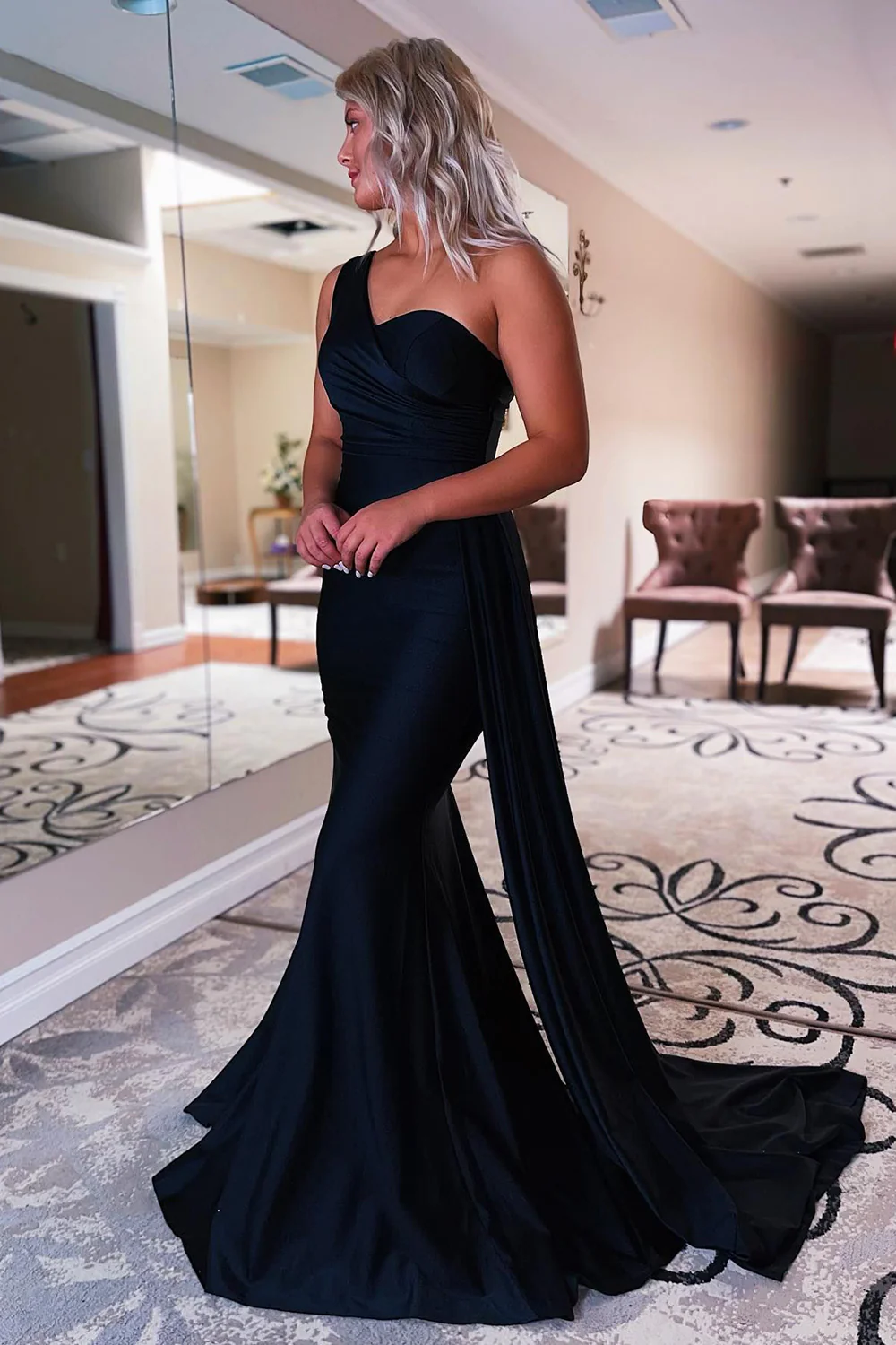 Schwarzes Meerjungfrau-Ballkleid mit einer Schulter nv691