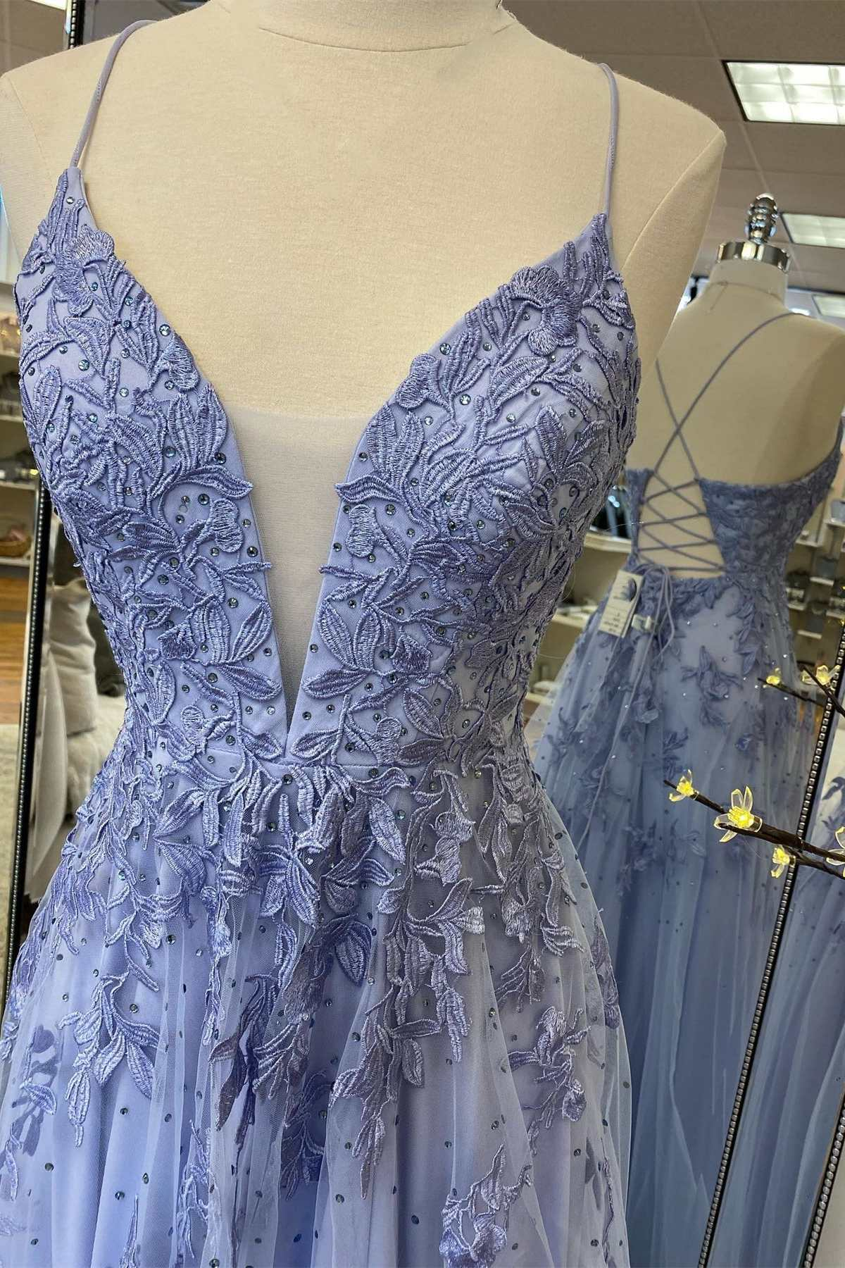 A-Linien-Ballkleid mit tiefem Ausschnitt und Schlitz aus Spitze nv829