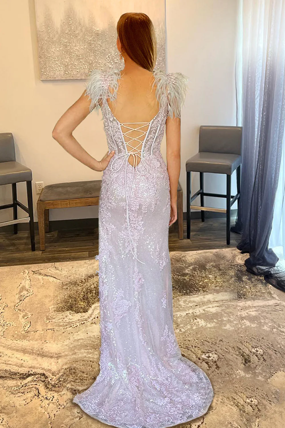 Lavendelfarbenes Meerjungfrau-Ballkleid mit Federn und Applikationen nv649