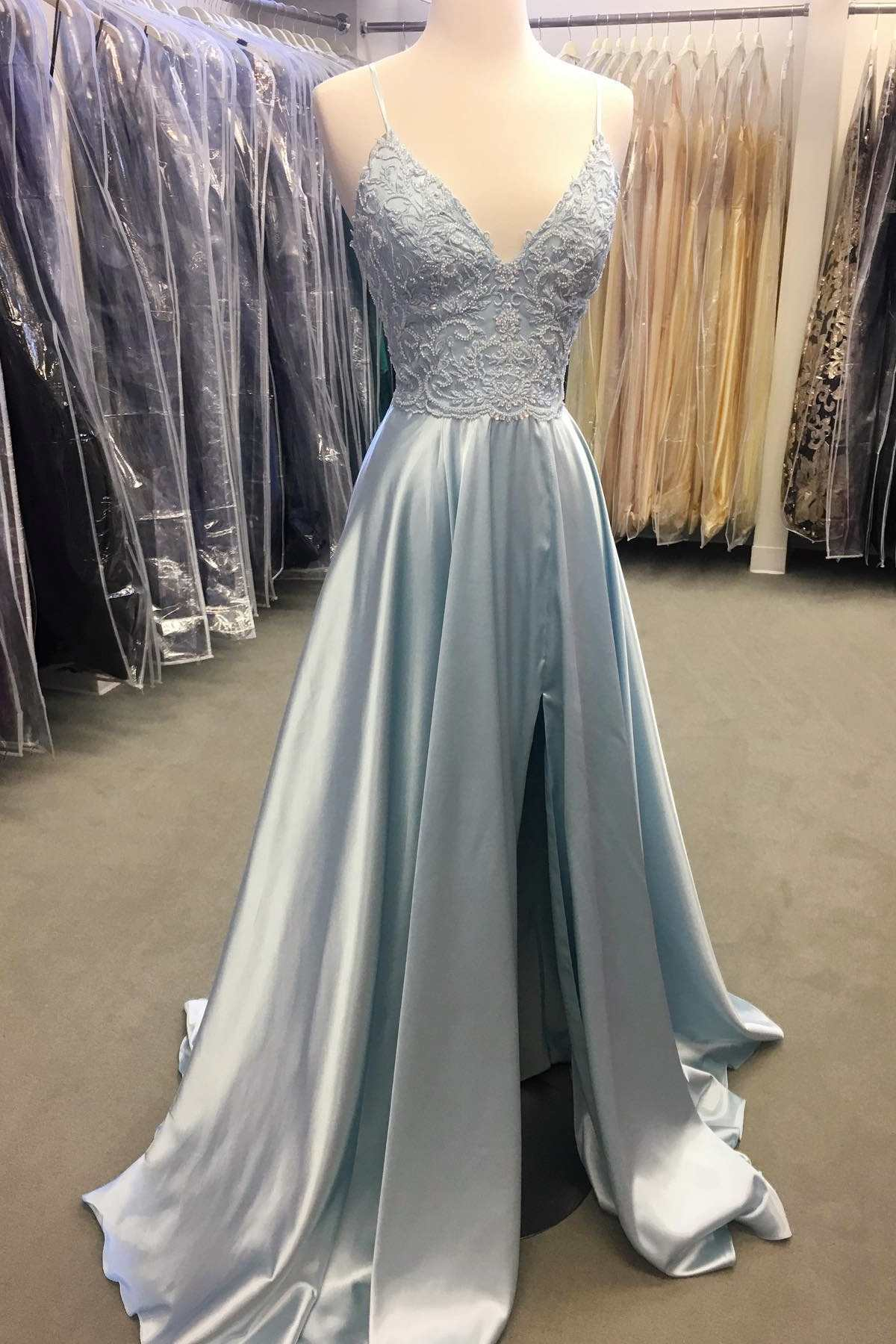 Hellblaues A-Linien-Ballkleid mit Spitzenbesatz, Schnürung am Rücken und Schlitz nv830