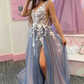 Elegantes langes Ballkleid aus rauchgrauem Tüll mit V-Ausschnitt und Spitzenblumen nv711