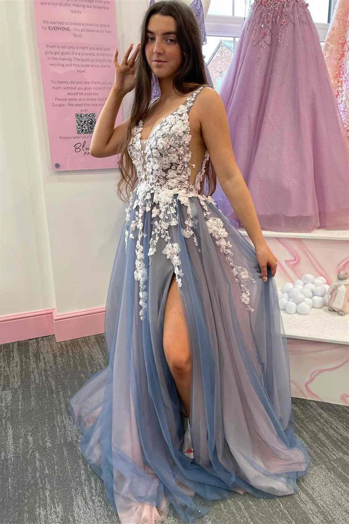 Elegantes langes Ballkleid aus rauchgrauem Tüll mit V-Ausschnitt und Spitzenblumen nv711