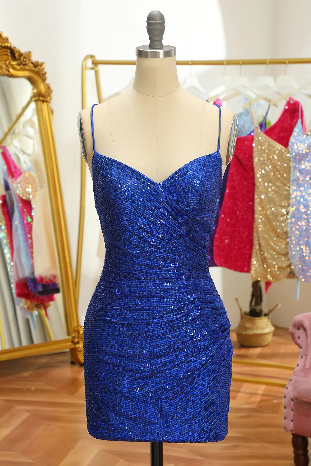 Blaues, rückenfreies, kurzes Homecoming-Kleid mit Pailletten nv628