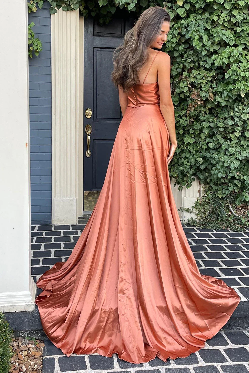 Robe de bal longue à bretelles spaghetti et fente sur le devant de couleur blush nv674