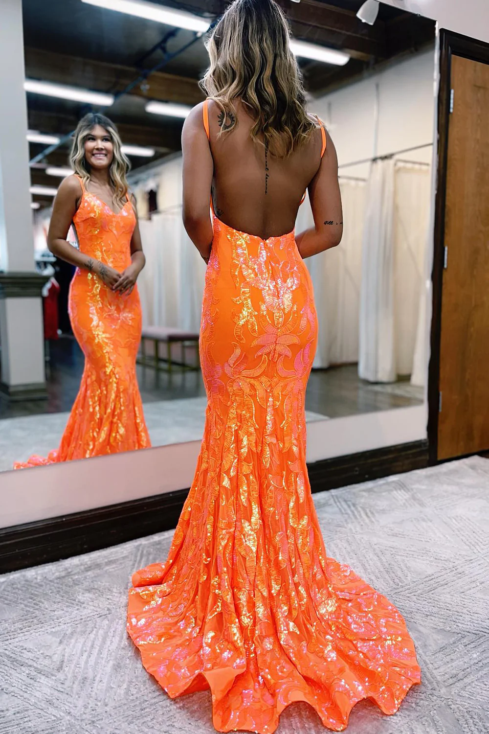 Funkelndes langes Ballkleid im Meerjungfrauen-Stil mit orangefarbenen Pailletten nv627