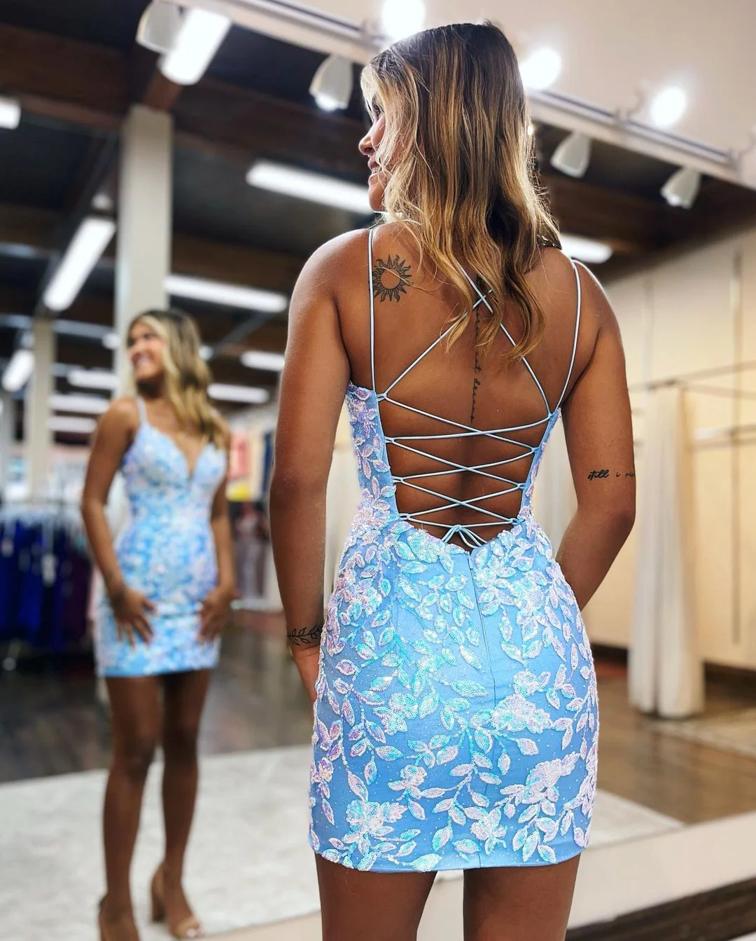 Süßes, figurbetontes Homecoming-Kleid mit V-Ausschnitt und hellblauer Spitze und Pailletten nv718