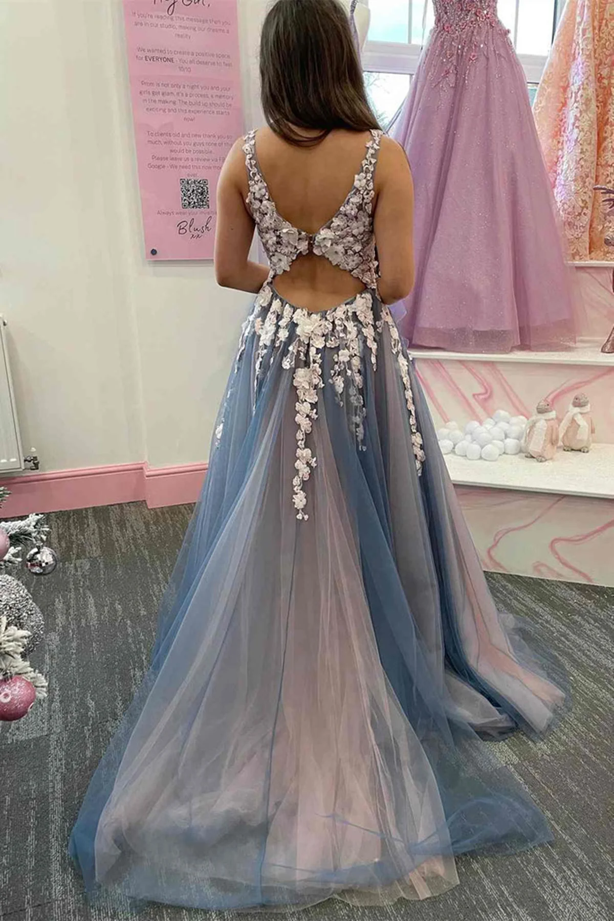 Elegantes langes Ballkleid aus rauchgrauem Tüll mit V-Ausschnitt und Spitzenblumen nv711