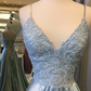 Hellblaues A-Linien-Ballkleid mit Spitzenbesatz, Schnürung am Rücken und Schlitz nv830