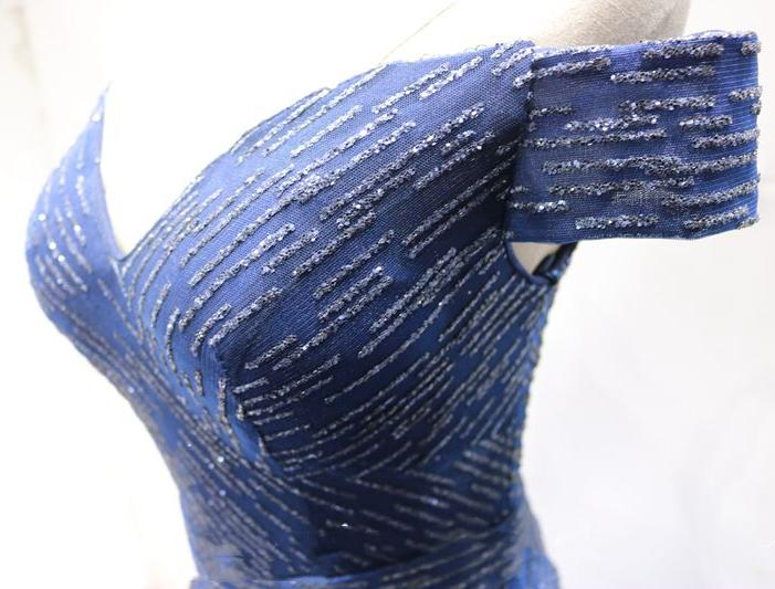 Glänzende schulterfreie, marineblaue, lange Ballkleider, schulterfreie, blaue Abendkleider nv608