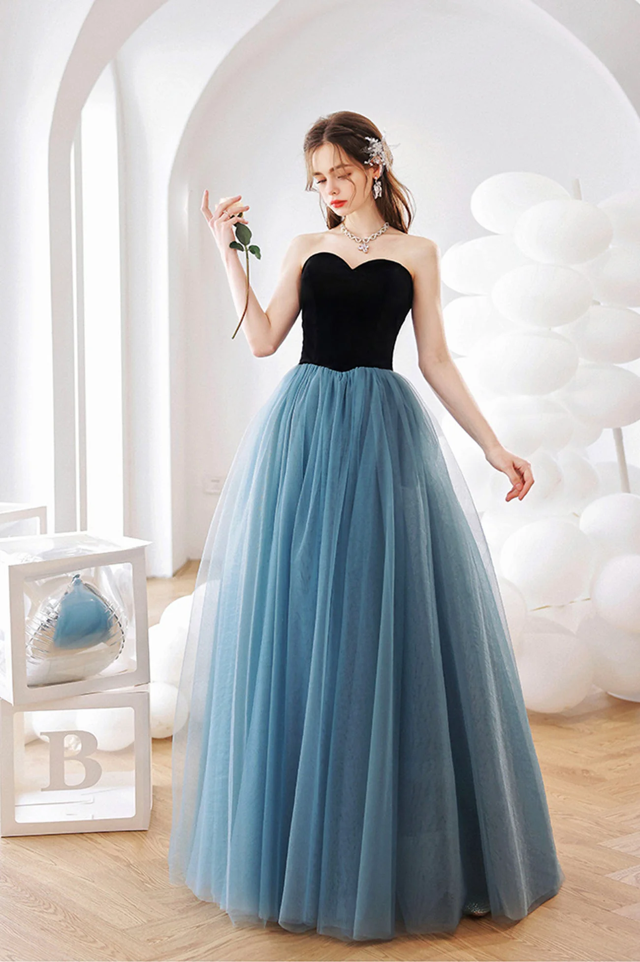 Langes A-Linien-Ballkleid aus blauem Tüll, schönes trägerloses Abendkleid nv882