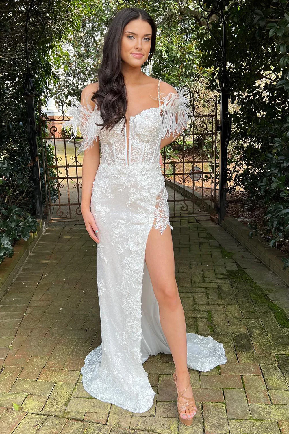 Lavendelfarbenes Meerjungfrau-Ballkleid mit Federn und Applikationen nv649