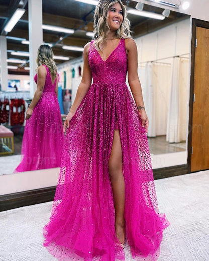 Perlenbesetztes Ballkleid aus fuchsiafarbenem, plissiertem Tüll mit V-Ausschnitt und Seitenschlitz nv781